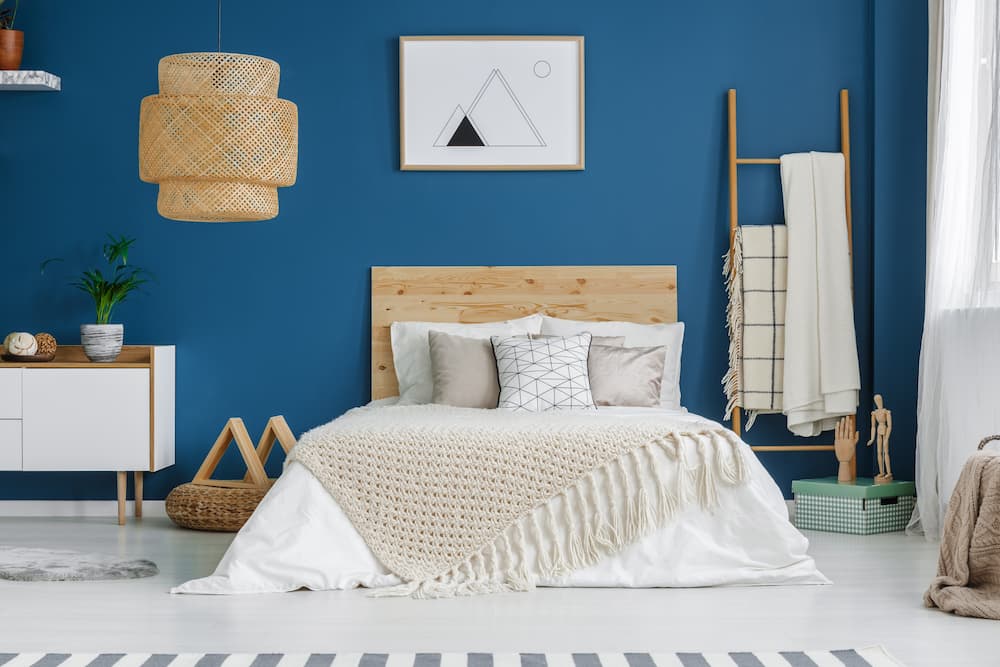 chambre apaisante aux murs bleus bois clair textiles doux style scandinave épuré