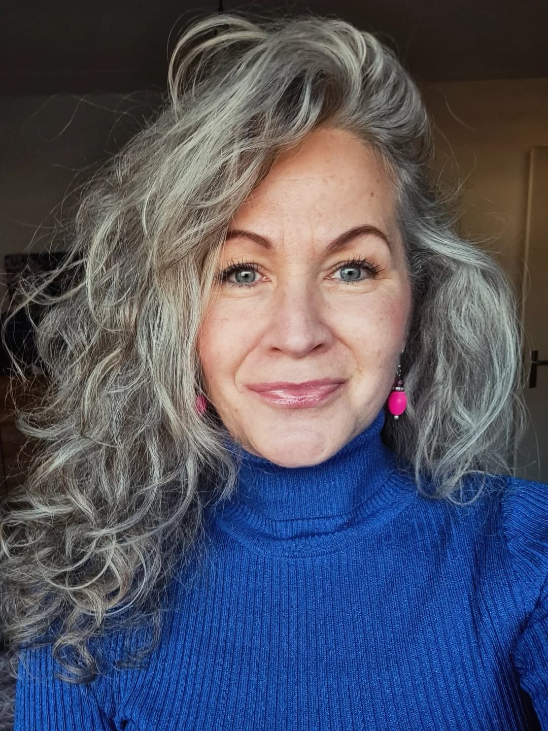 colorations pour fondre les cheveux gris, idées tendance femme 50 ans et plus