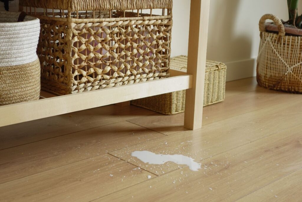 comment supprimer les résidus du colle sur un plancher en bois