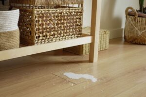 comment supprimer les résidus du colle sur un plancher en bois