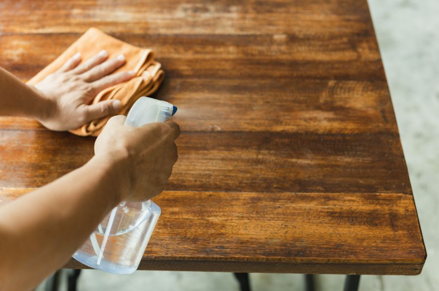 enlever un sticker sur une table en bois avec du liquide vaisselle