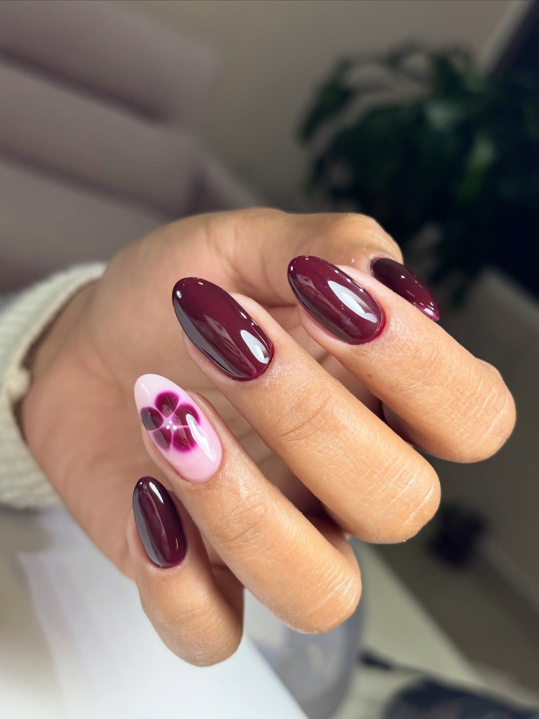 fleur abstraite et vernis bordeaux, nail art fête des amoureux