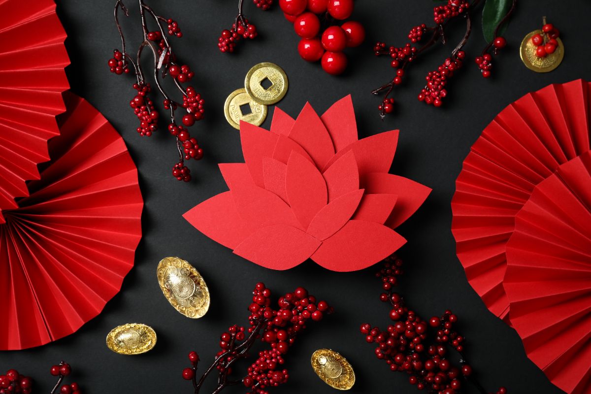 le lotus rouge est la fleur symbolique de l'année du cheval de feu