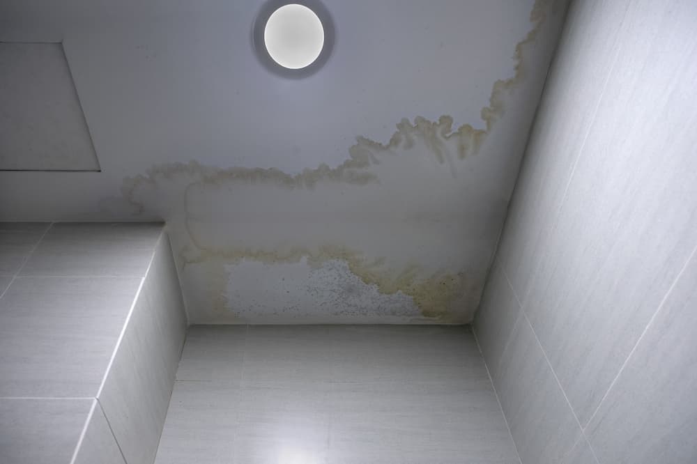 réparer plafond taché par fuite d’eau