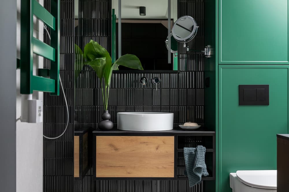 salle de bain moderne vert profond bois naturel contrastes élégants ambiance raffinée et contemporaine