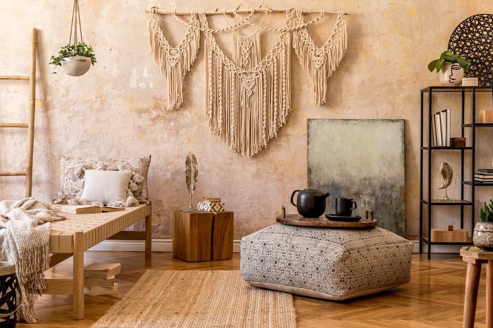 salon afro-bohème chaleureux avec macramé mural bois naturel textures artisanales