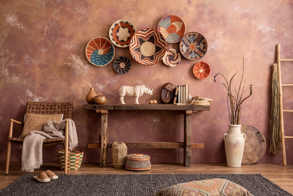 salon afro-bohème chaleureux paniers muraux colorés bois brut objets artisanaux tons terreux