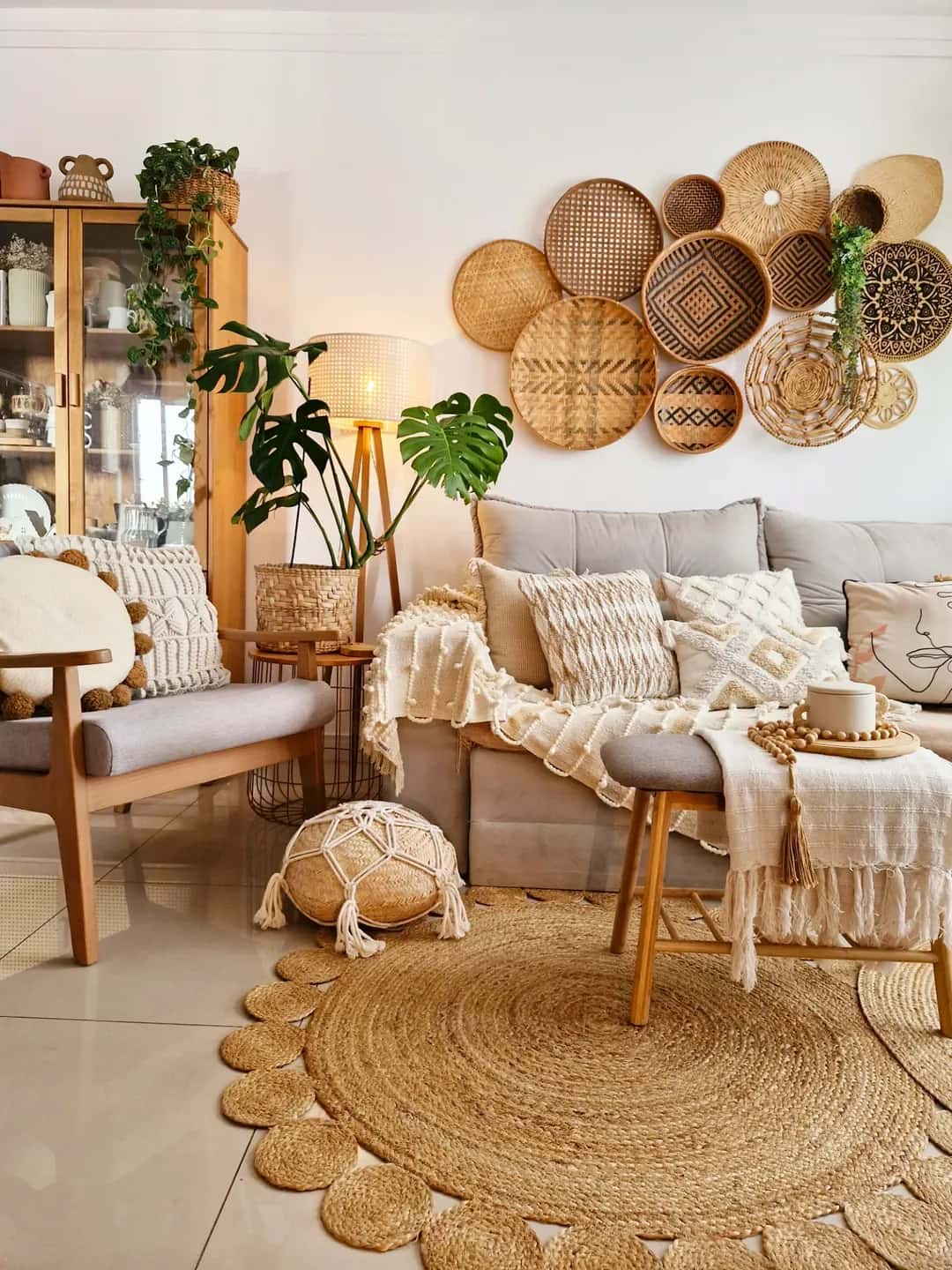 salon afro-bohème cosy paniers muraux tressés textiles naturels tons doux