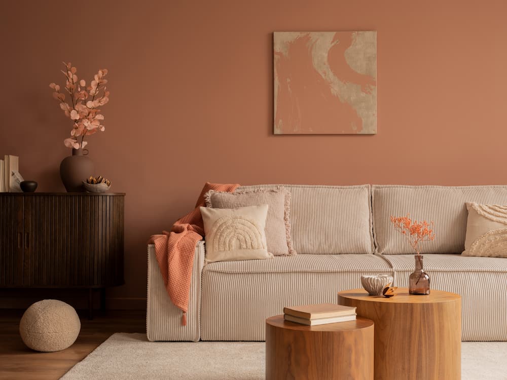 salon chaleureux aux tons terracotta matières naturelles ambiance douce élégante et contemporaine