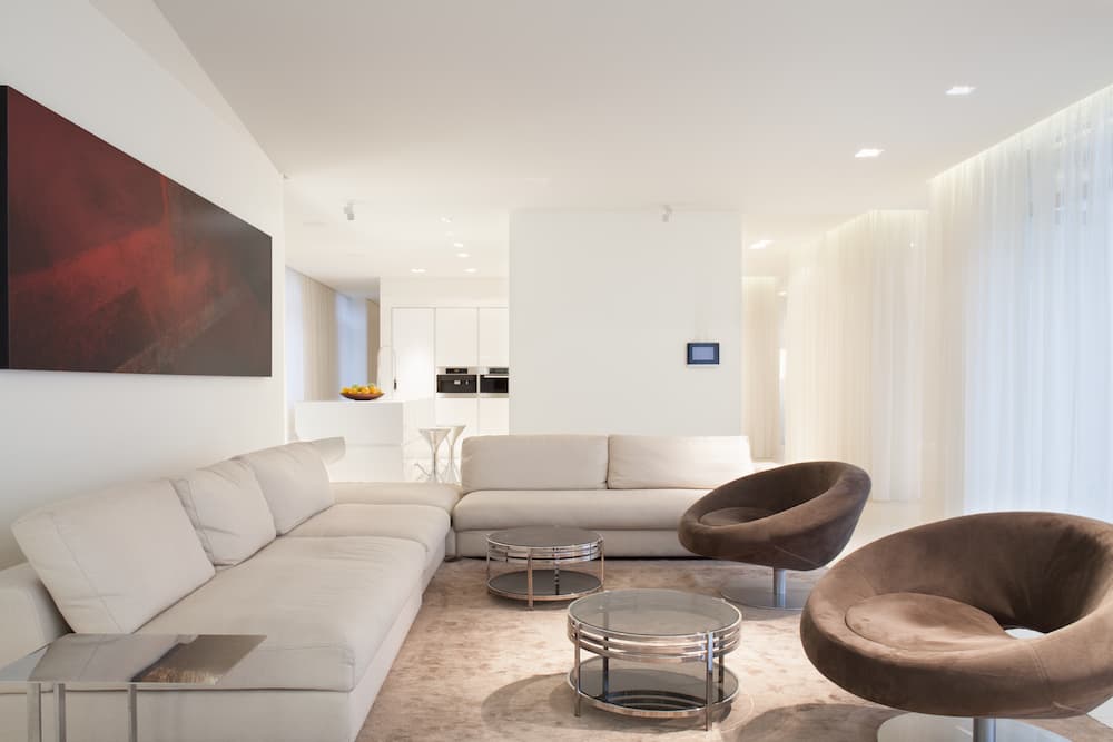 salon minimaliste lumineux tons clairs lignes épurées mobilier contemporain atmosphère élégante et calme
