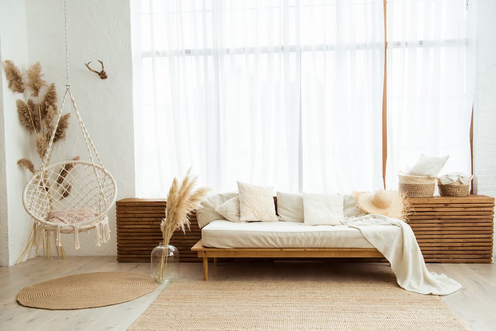 tapis en jute naturel salon bohème aux tons clairs et apaisants