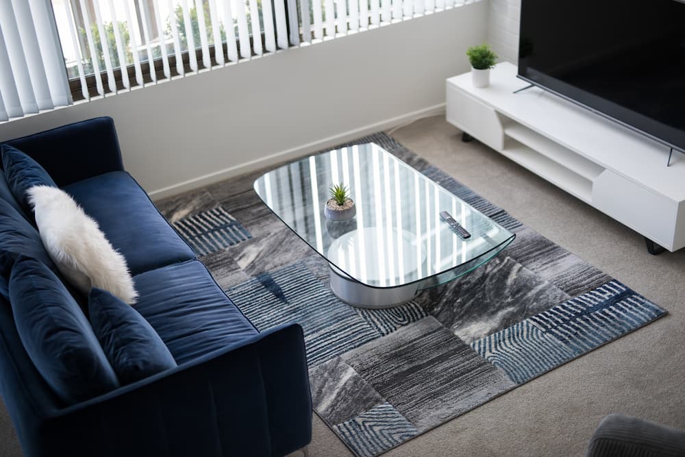tapis graphique aux tons gris et bleus salon moderne et épuré
