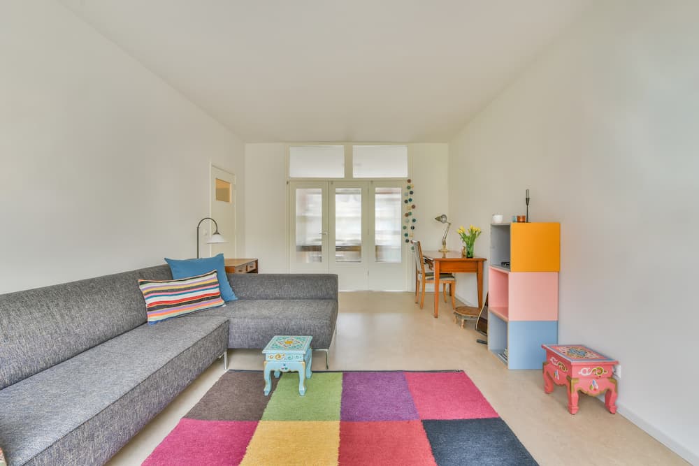 tapis multicolore à carreaux salon minimaliste avec une touche ludique
