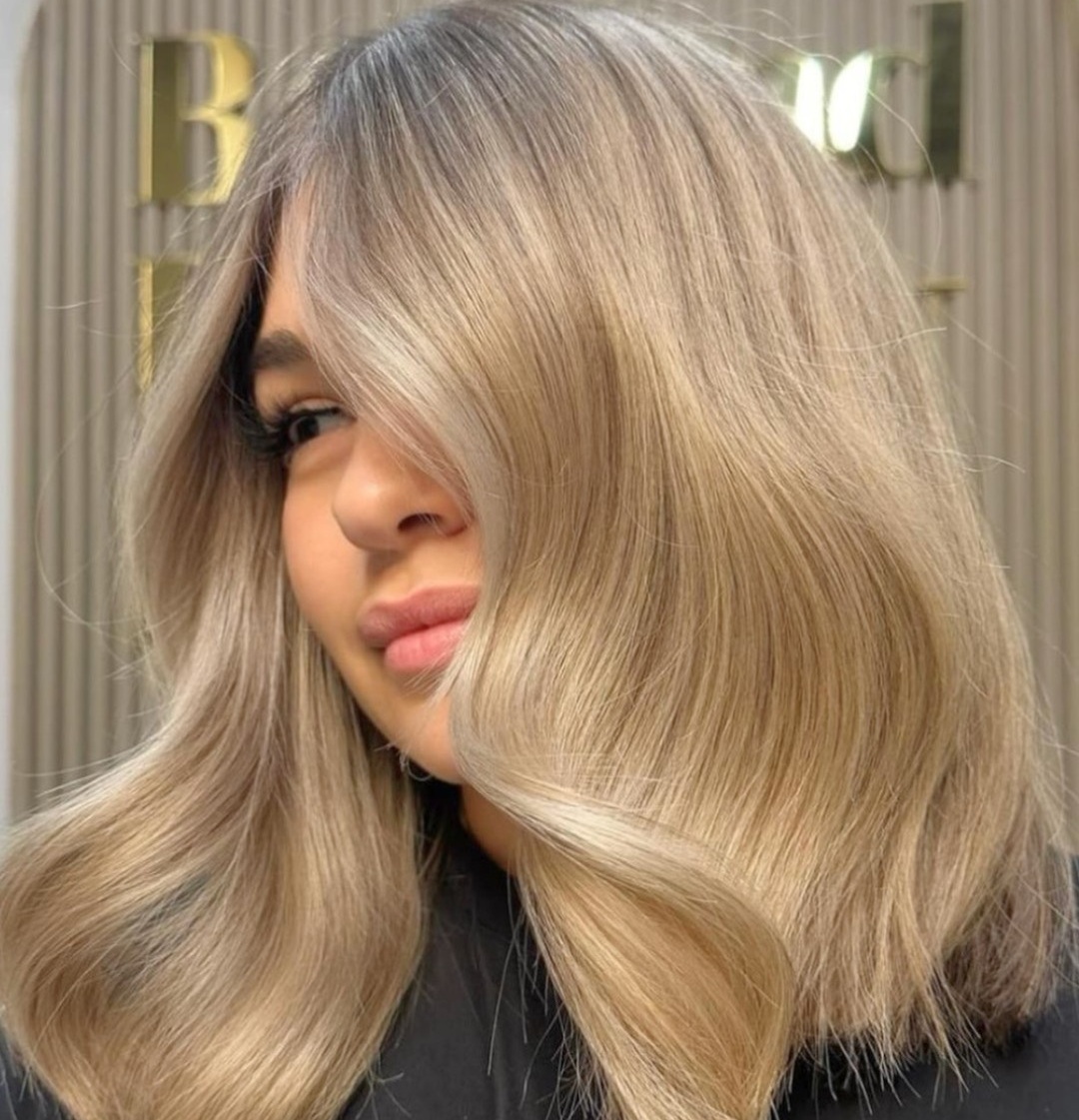 tendance coloration 2026, nuance blond chaud et crémeux, buttercream blond