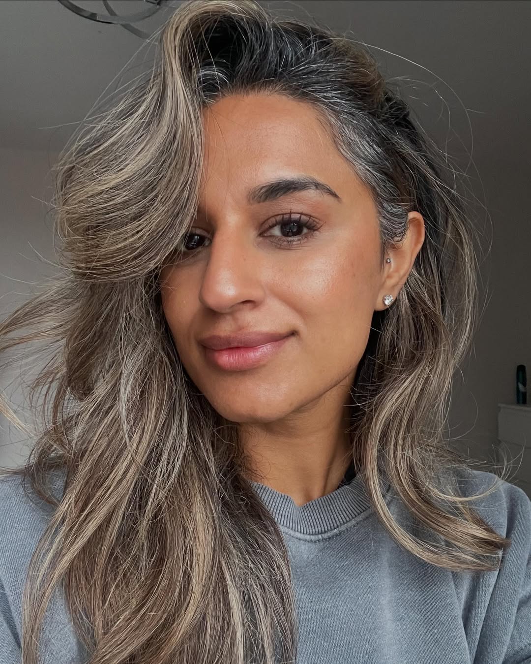 transition douce, cheveux gris moderne, balayage tendance