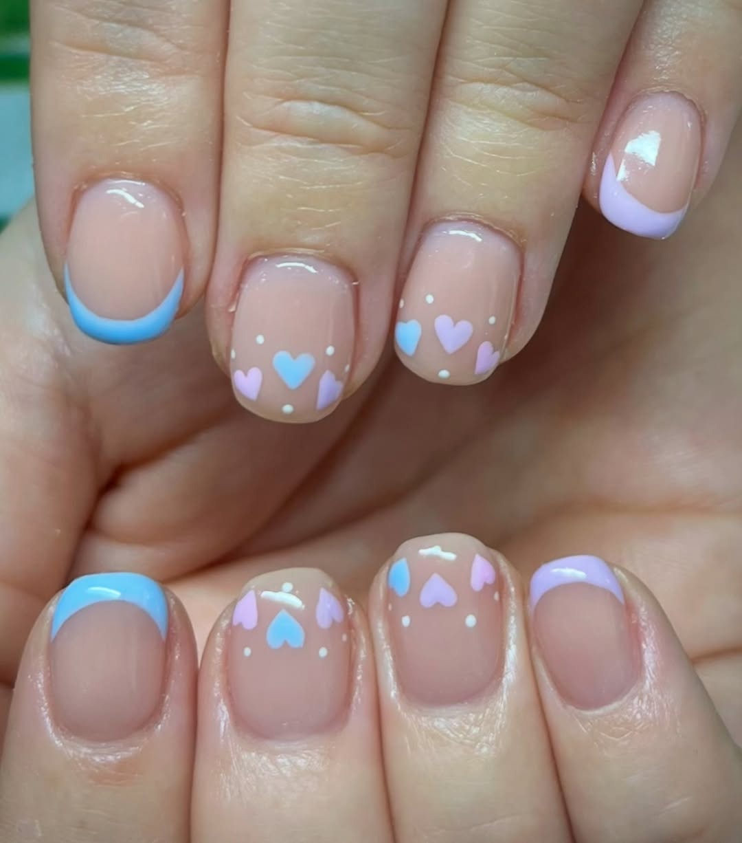 Décoration des ongles thème amour où les couleurs pastel font toute la différence