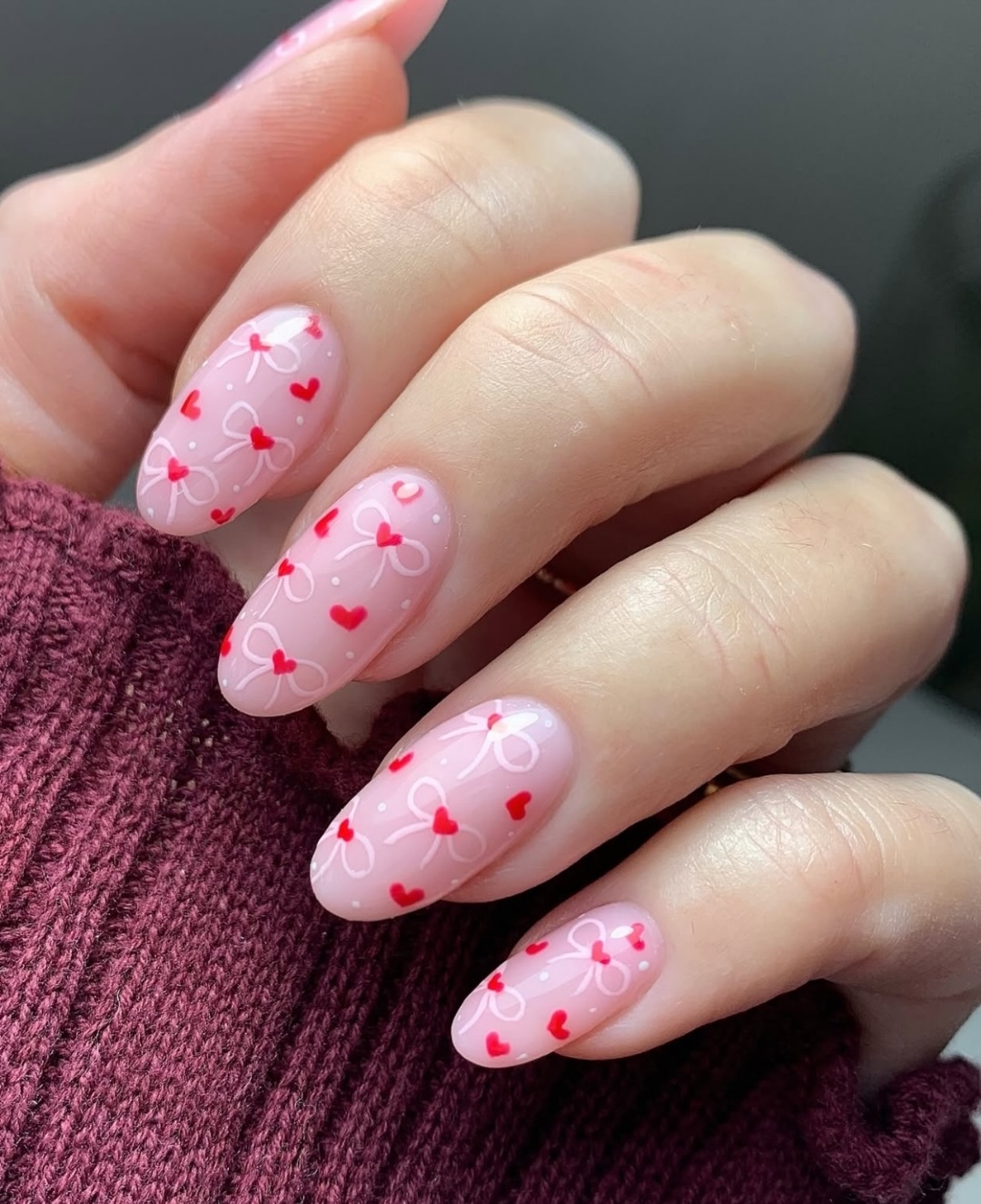 Des cœurs et des nœud délicats pour un nail art romantique et créatif