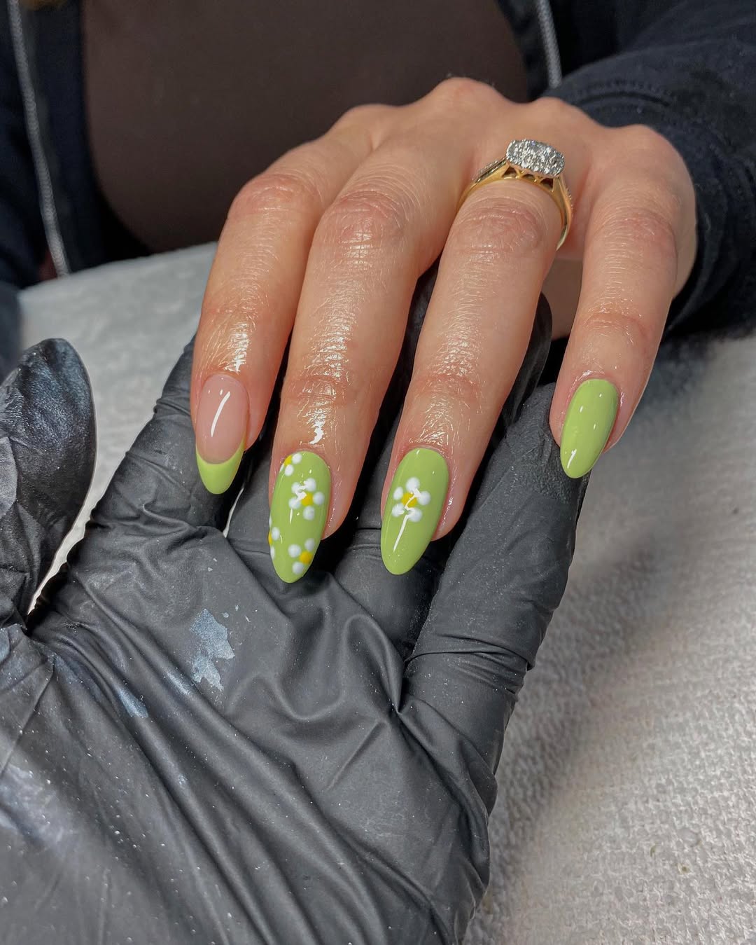Donnez un coup de frais à votre look avec de petites fleurs blanches