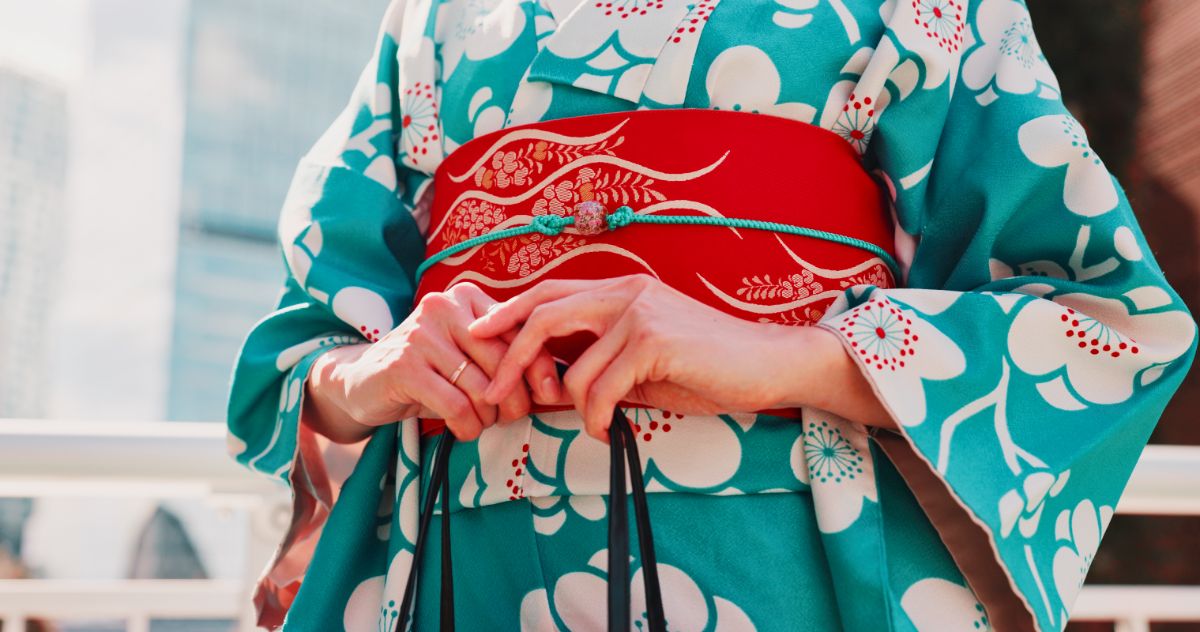 Étapes pour enfiler et ajuster le kimono correctement