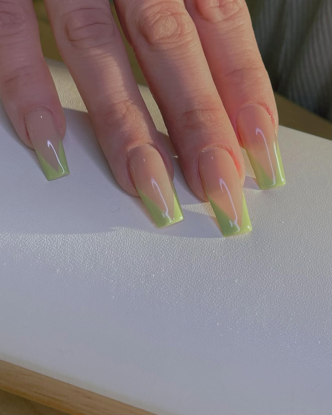 French manucure qui va embellir les mains à l'arrivée du printemps