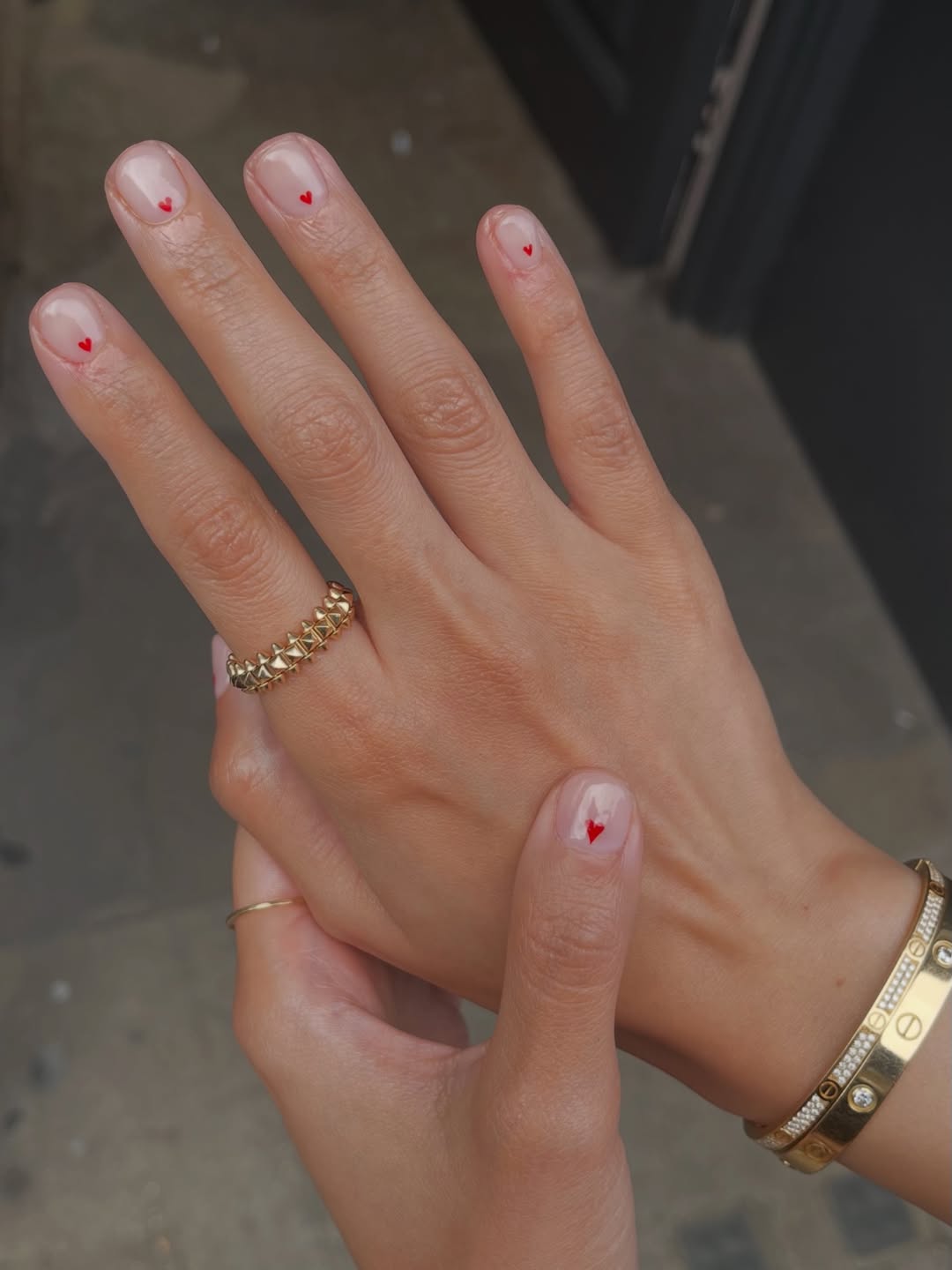 Idée de nail art cœurs minimalistes sur des ongles très courts