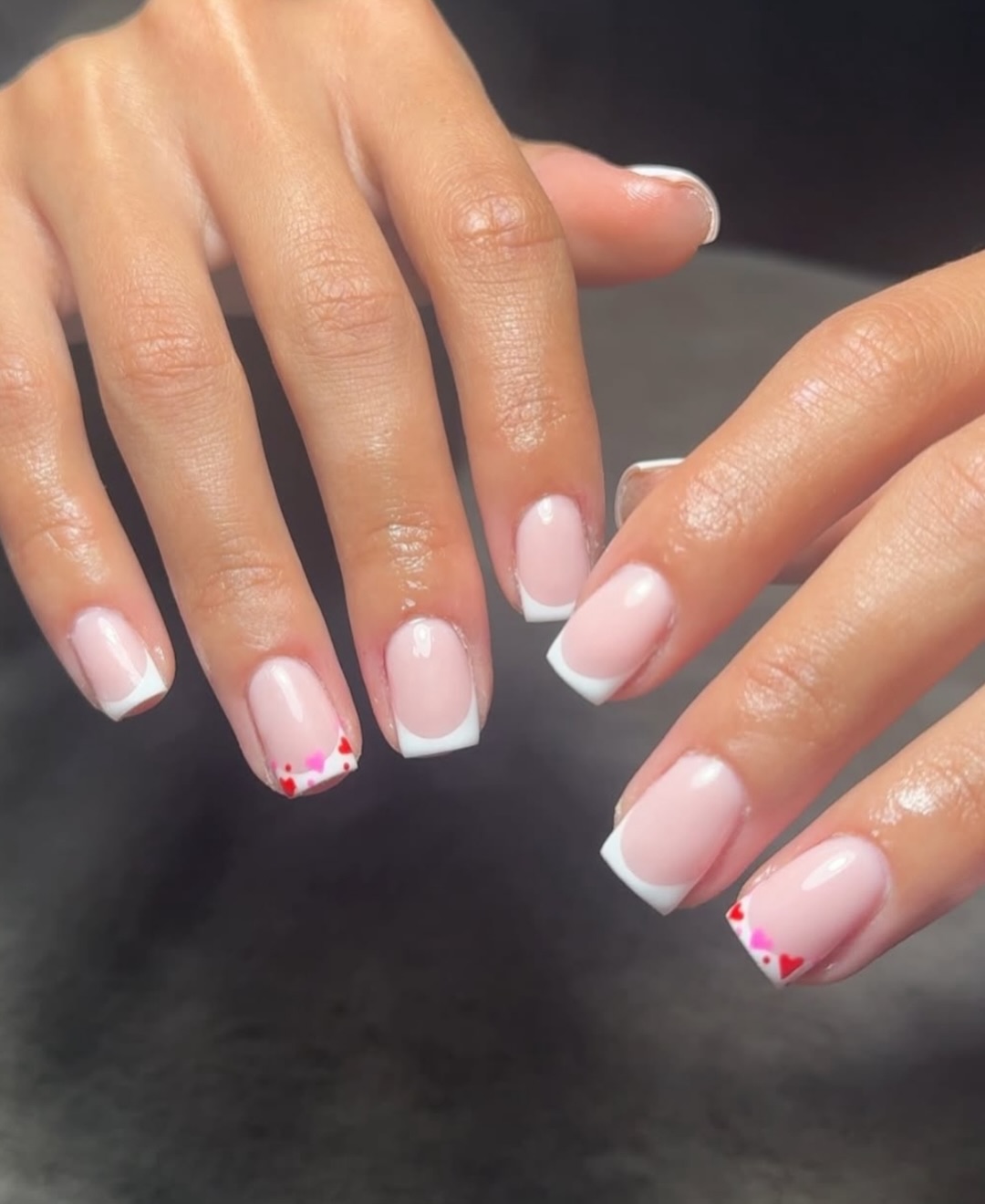 La French manucure se réinvente pour sublimer les ongles carrés ce 14 février
