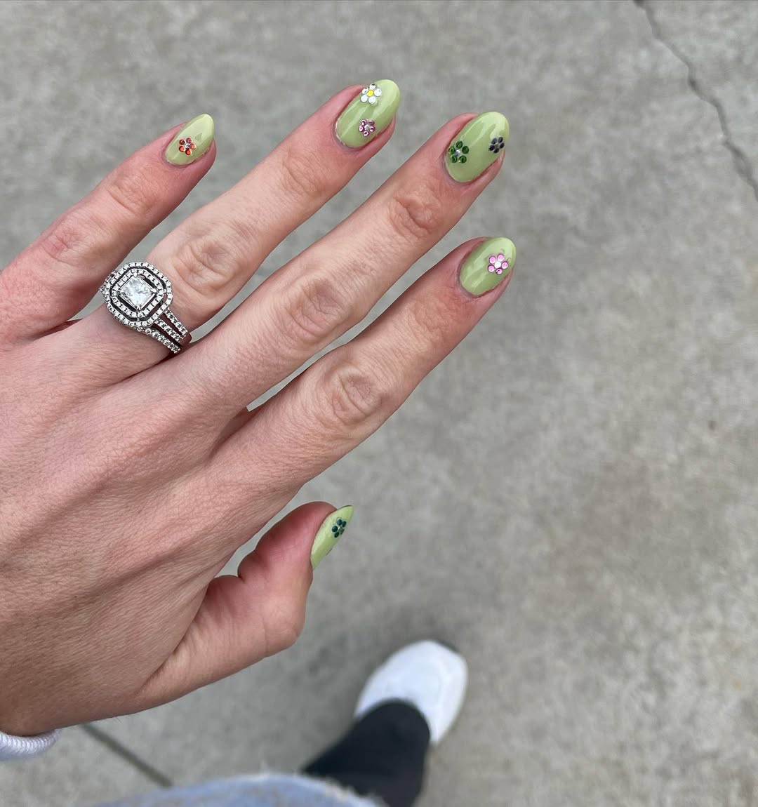 La nouvelle couleur tendance se marie à perfection avec le nail art floral