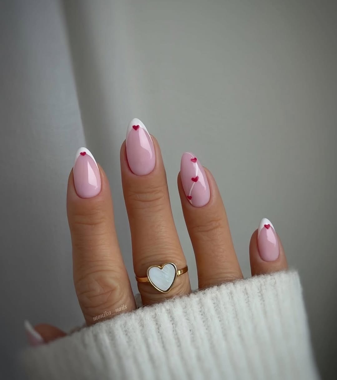 La tendance ongles Saint-Valentin est à la French manucure revisitée