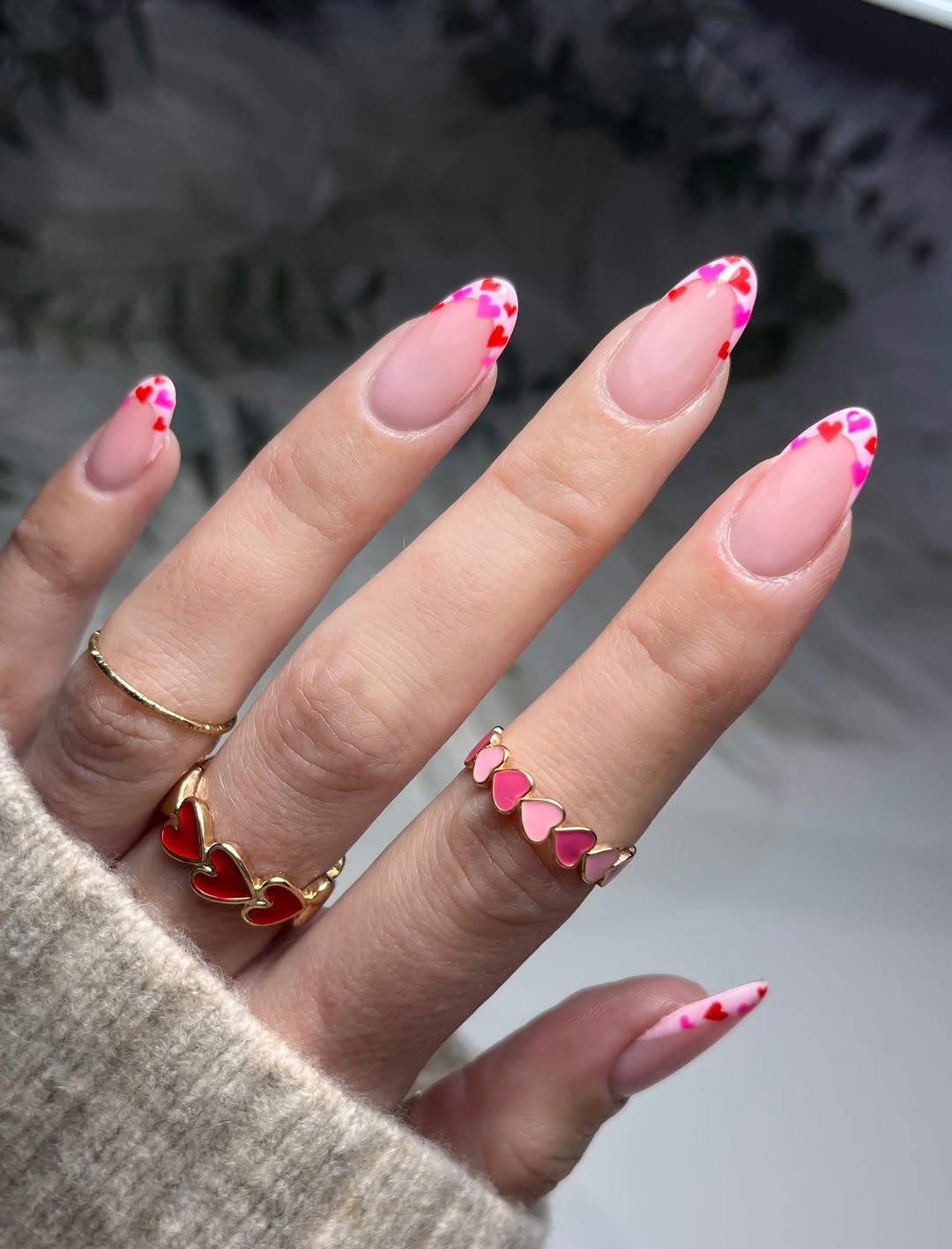Le nail art mini-cœurs aura le vent en poupe en février