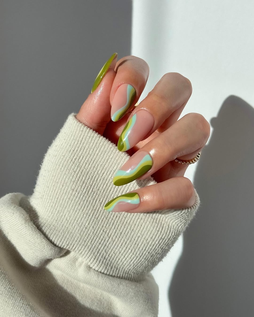 Les fameux swirls nails ne se démodent jamais