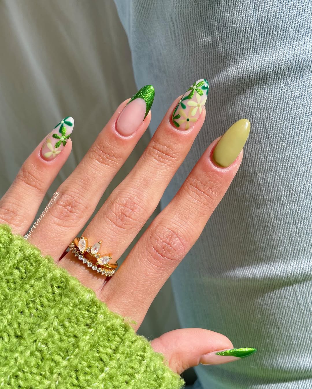 Manucure de couleur wasabi chic associée à une nuance verte pailletée