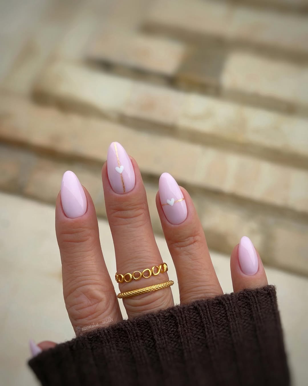 Motif cœur discret pour manucure nude tendance