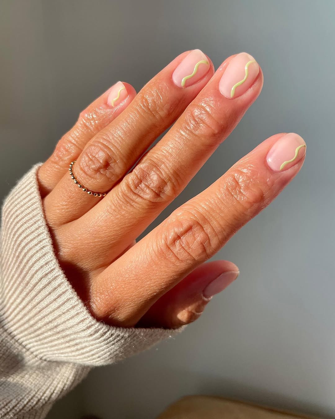 Ongles wasabi au design minimaliste facile à réaliser à la maison