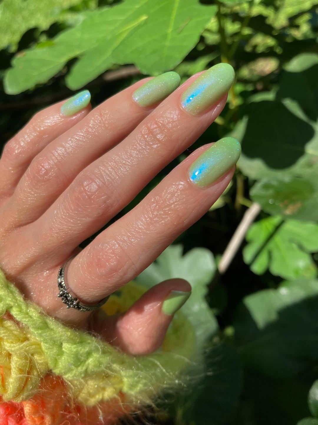 Une jolie couleur iridescente qui fera briller les mains en 2026