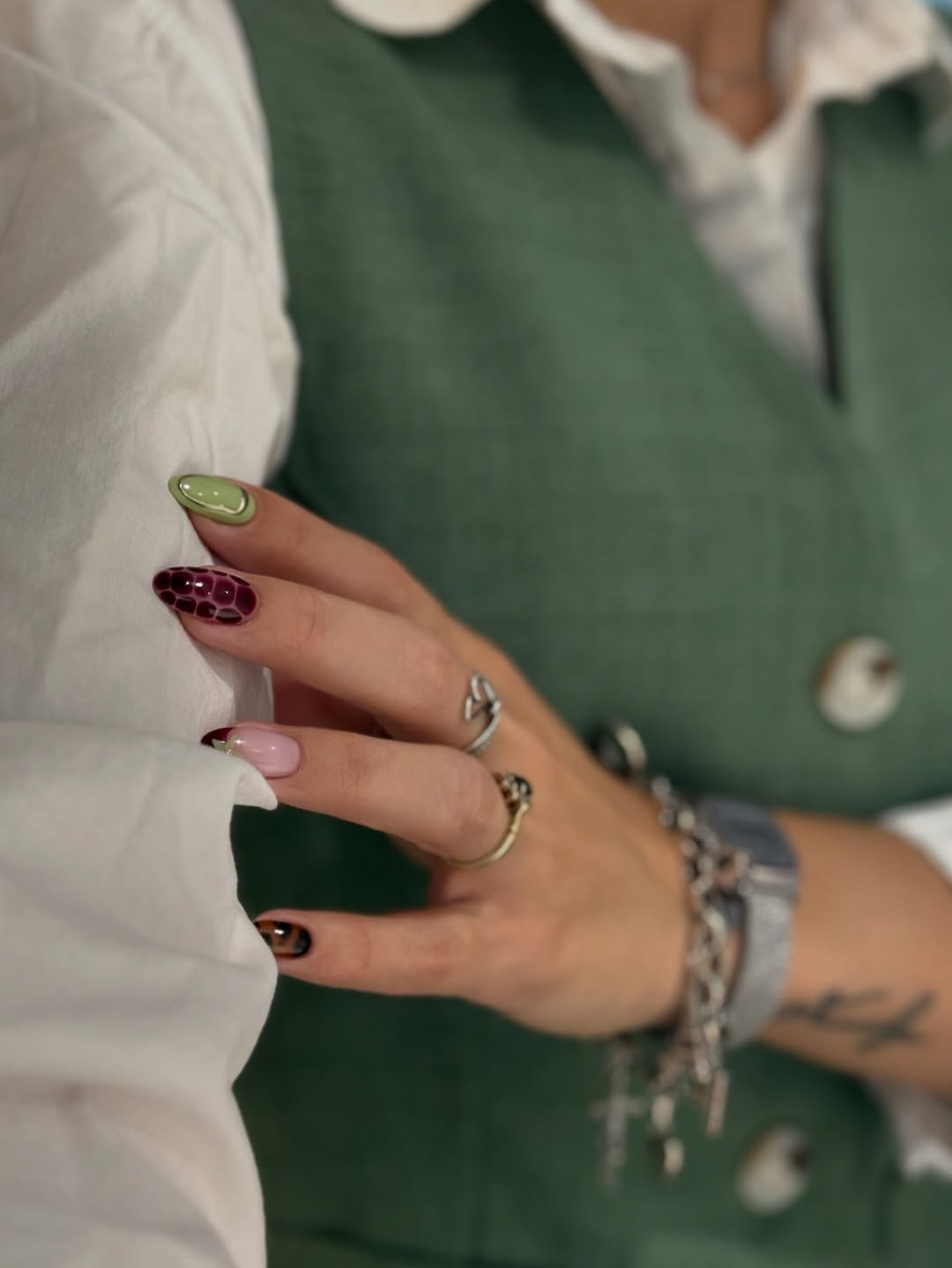 Une simple touche de vert suffit pour enjoliver le nail art tendance 2026