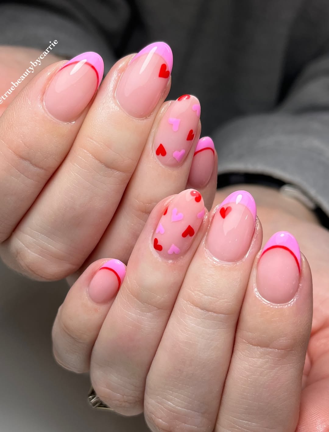 Vernis rose pastel et petits cœurs dynamisé par du rouge - une combinaison gagnante à tester