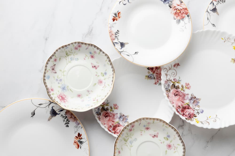 assiettes blanches décorées de fleurs délicates
