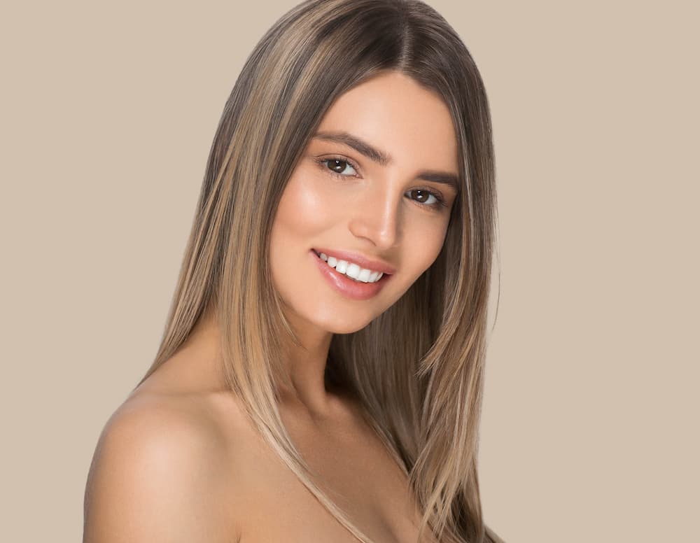balayage fin et fondu racines châtain froid longueurs beige sable lumineuses