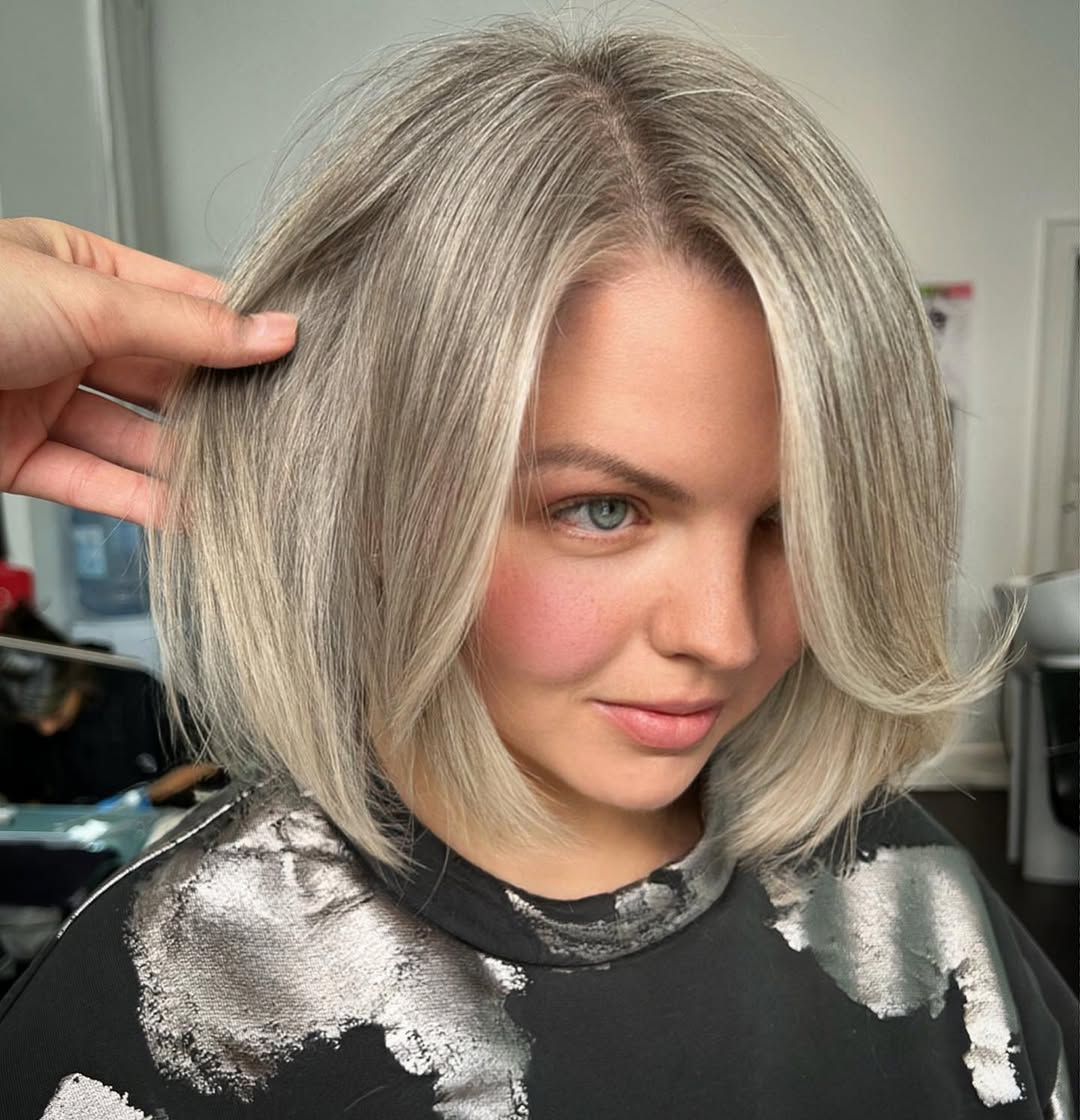 balayage gris sur blonde pour camoufler les cheveux grisonnants