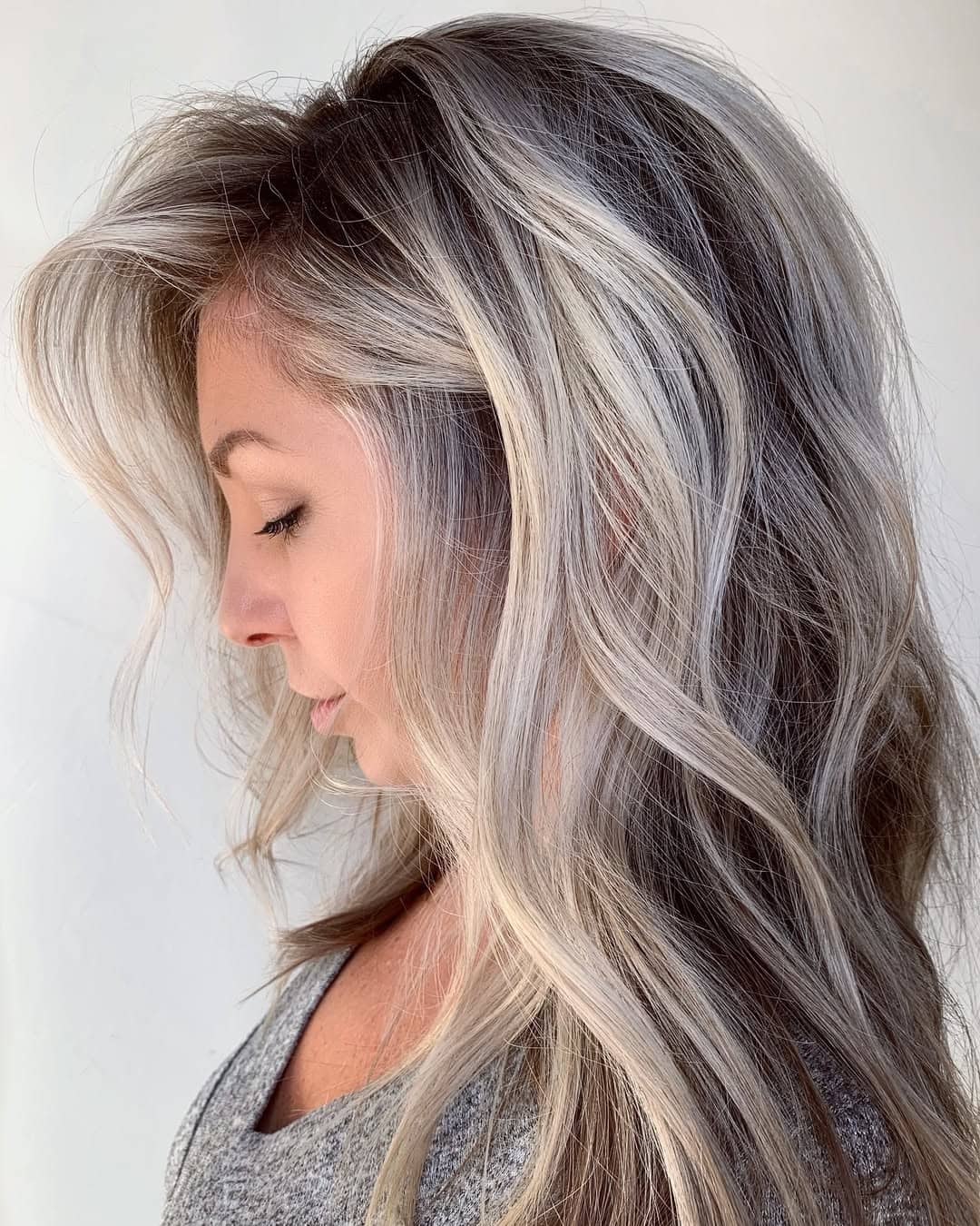 balayage gris sur blonde pour une transition douce et naturelle