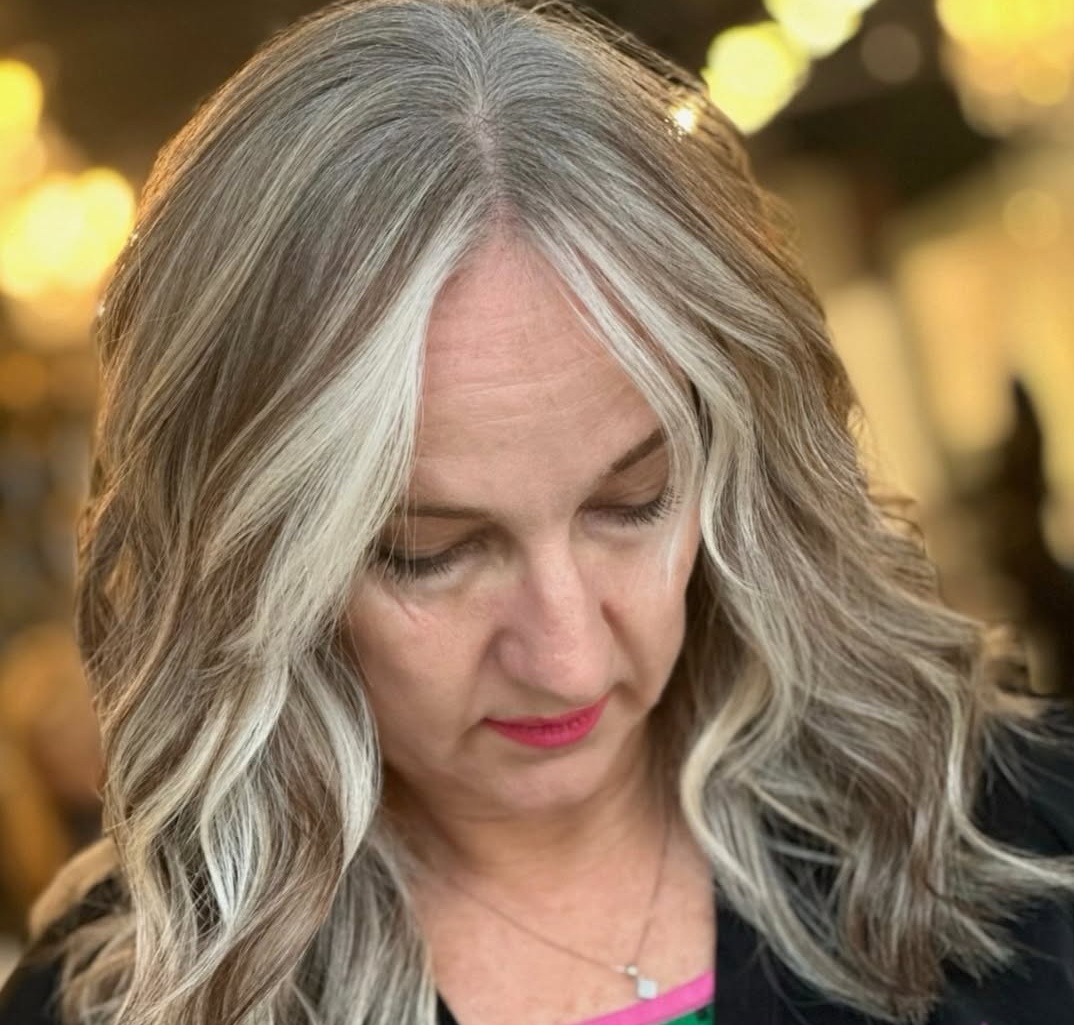 balayage gris sur cheveux blonds pour camoufler les mèches blanches, femme 50 ans
