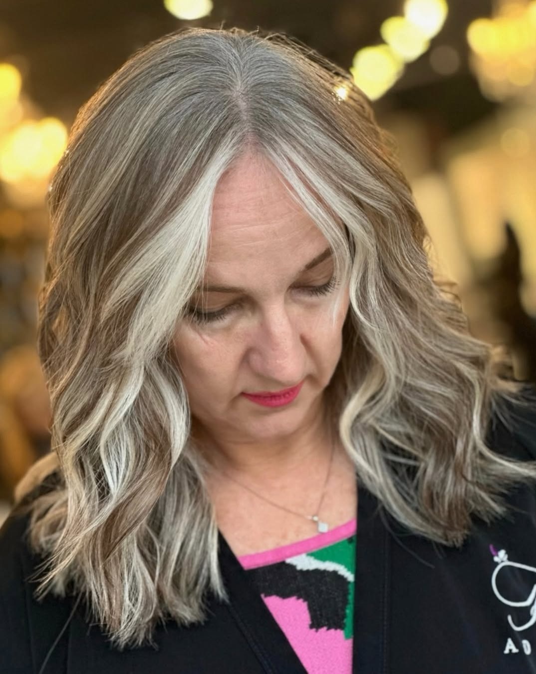 balayage gris sur cheveux blonds pour camoufler les mèches blanches