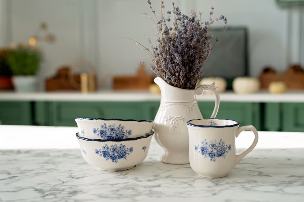 bols et tasse à motifs floraux bleus ambiance cuisine douce et élégante