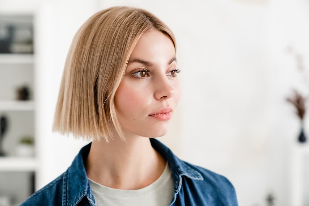 carré court blond raie centrale lignes nettes finition lisse