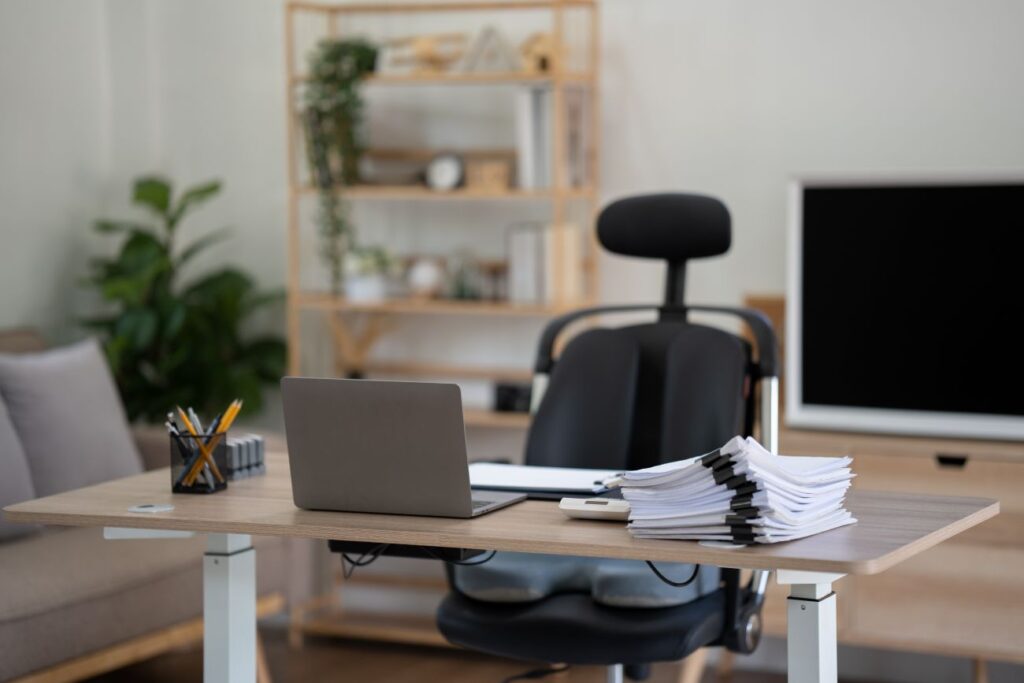 chaise ergonomique et bureau assis debout pour améliorer la posture