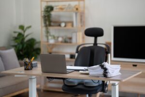 chaise ergonomique et bureau assis debout pour améliorer la posture