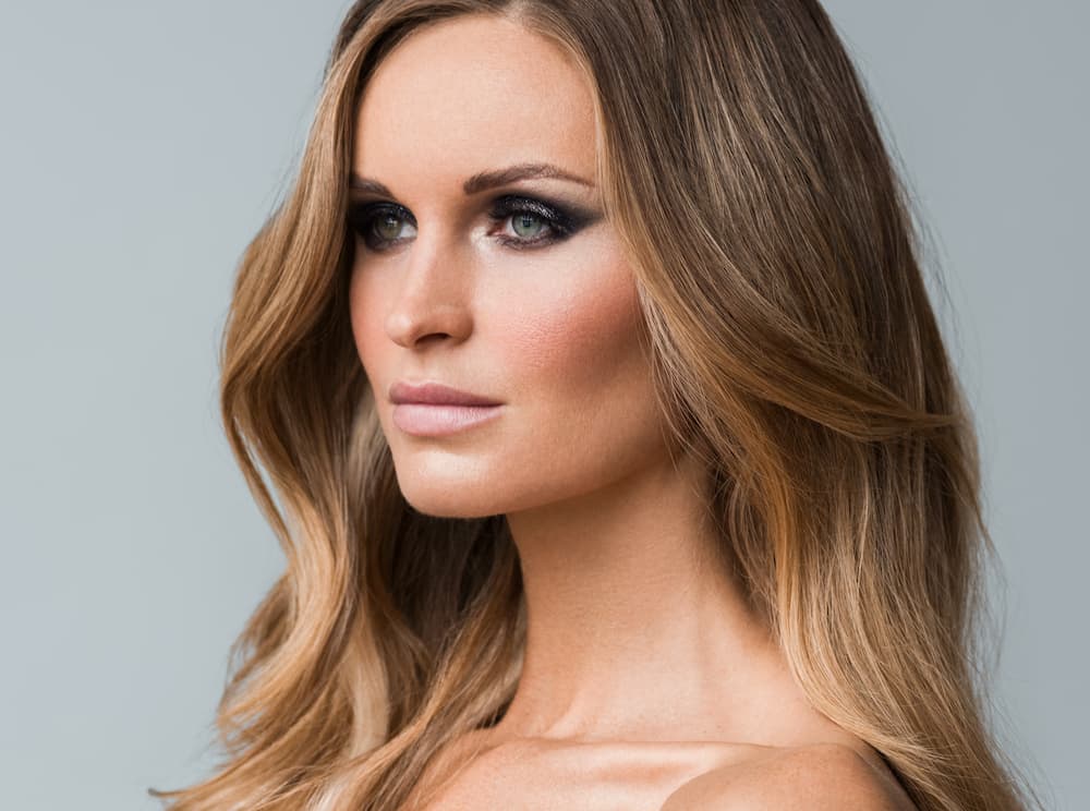 coloration cheveux ton sur ton racines plus foncées longueurs blond miel lumineux et naturel