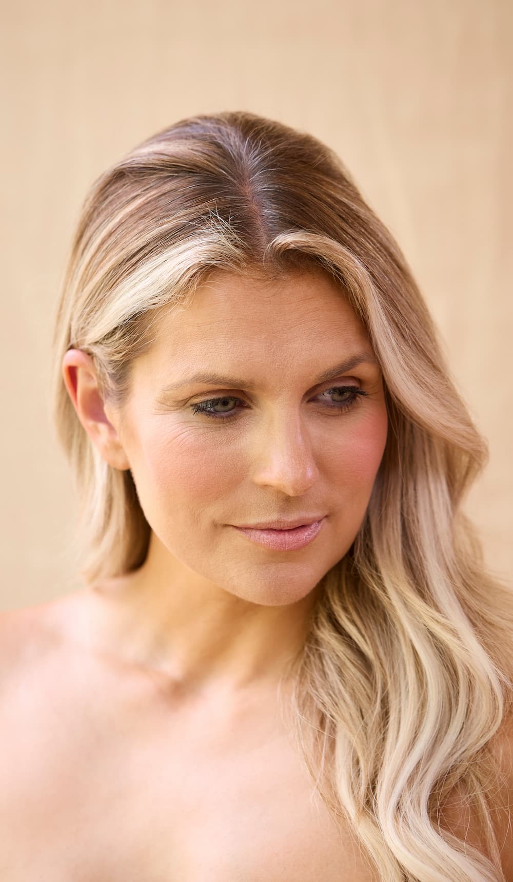hair countouring racines blond foncé mèches blond clair légèrement chaudes