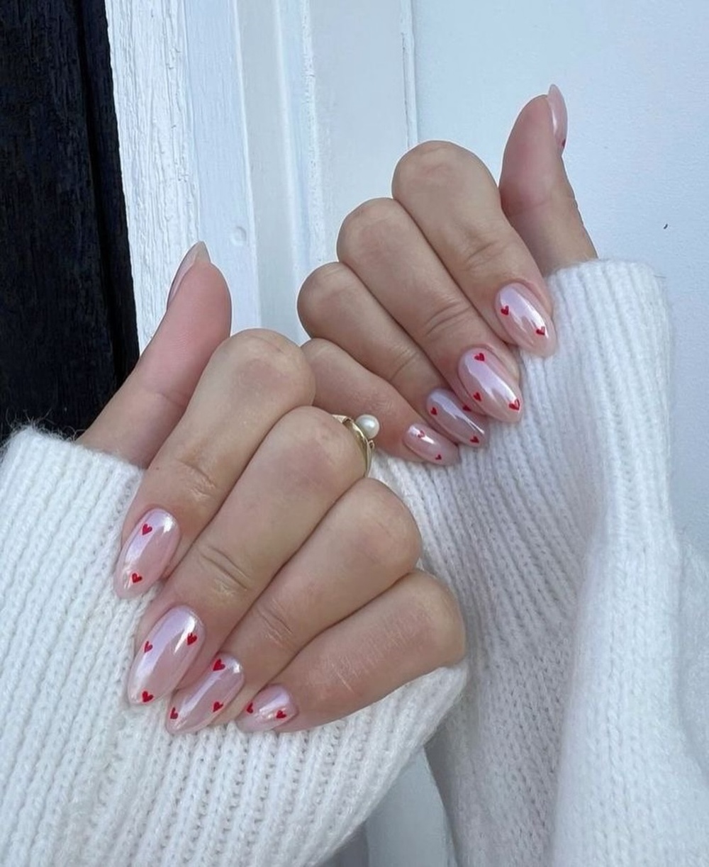 nail art cœurs minimalistes sur base chromée
