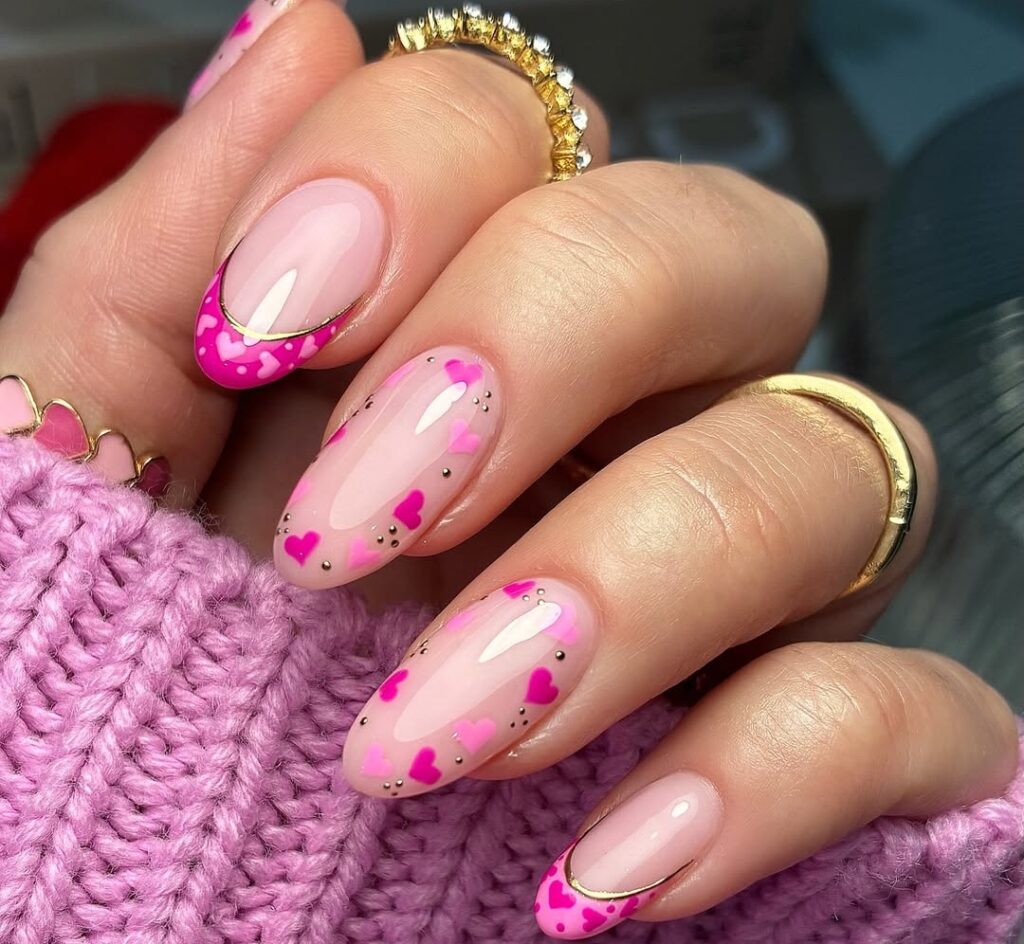 nail art mini-cœurs en rouge et rose, accents dorés, french manucure